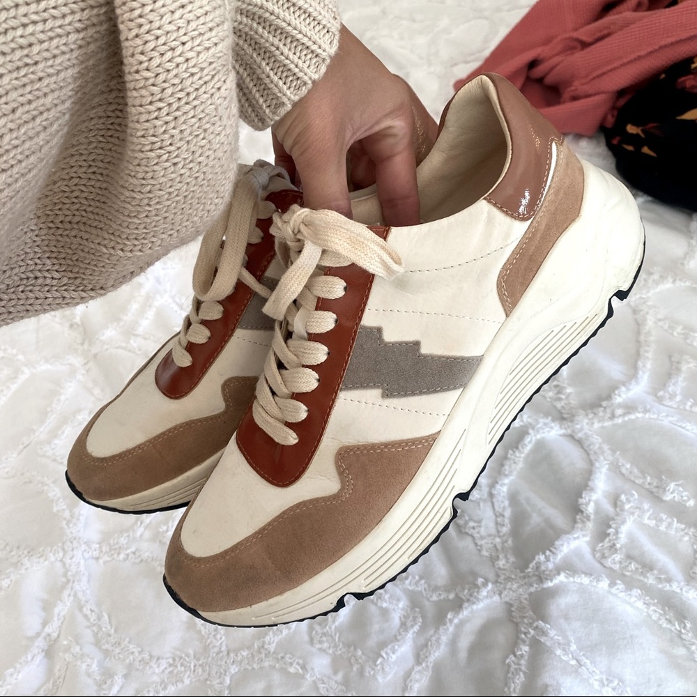 Vici Dolls bolt running sneaker